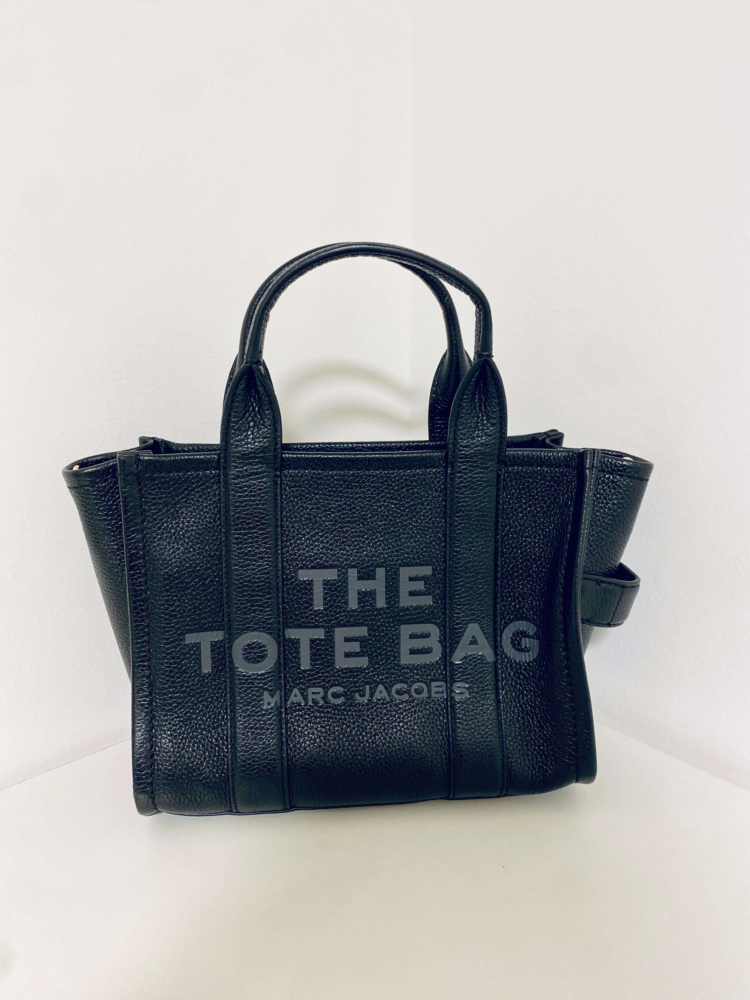 THE ULTIMATE MARC JACOBS TOTE BAG REVIEW: CANVAS VS. LEATHER - Word Nerd